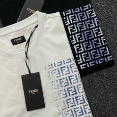 (M-XXXL)FENDI2026春夏新品涂鸦印花短袖T恤;是品牌经典的简约与艺术感结合的代表作,整体设计兼具高级感与日 (M-XXXL)FENDI2026春夏新品涂鸦印花短袖T恤;是品牌经典的简约与艺术感结合的代表作,整体设计兼具高级感与日
