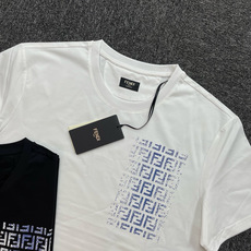 (M-XXXL)FENDI2026春夏新品涂鸦印花短袖T恤;是品牌经典的简约与艺术感结合的代表作,整体设计兼具高级感与日 (M-XXXL)FENDI2026春夏新品涂鸦印花短袖T恤;是品牌经典的简约与艺术感结合的代表作,整体设计兼具高级感与日