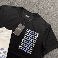 (M-XXXL)FENDI2026春夏新品涂鸦印花短袖T恤;是品牌经典的简约与艺术感结合的代表作,整体设计兼具高级感与日 (M-XXXL)FENDI2026春夏新品涂鸦印花短袖T恤;是品牌经典的简约与艺术感结合的代表作,整体设计兼具高级感与日
