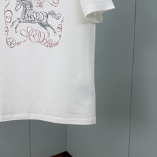 LOUIS VUITT*N.路易*登 SS26春夏新品骏马印花标识短袖T恤,马年贺岁限定,正面饰骏马印花周围环绕手写体路 LOUIS VUITT*N.路易*登 SS26春夏新品骏马印花标识短袖T恤,马年贺岁限定,正面饰骏马印花周围环绕手写体路