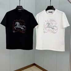 LOUIS VUITT*N.路易*登 SS26春夏新品骏马印花标识短袖T恤,马年贺岁限定,正面饰骏马印花周围环绕手写体路 LOUIS VUITT*N.路易*登 SS26春夏新品骏马印花标识短袖T恤,马年贺岁限定,正面饰骏马印花周围环绕手写体路