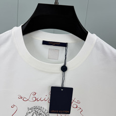 LOUIS VUITT*N.路易*登 SS26春夏新品骏马印花标识短袖T恤,马年贺岁限定,正面饰骏马印花周围环绕手写体路 LOUIS VUITT*N.路易*登 SS26春夏新品骏马印花标识短袖T恤,马年贺岁限定,正面饰骏马印花周围环绕手写体路