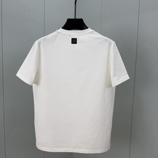 LOUIS VUITT*N.路易*登 SS26春夏新品骏马印花标识短袖T恤,马年贺岁限定,正面饰骏马印花周围环绕手写体路 LOUIS VUITT*N.路易*登 SS26春夏新品骏马印花标识短袖T恤,马年贺岁限定,正面饰骏马印花周围环绕手写体路