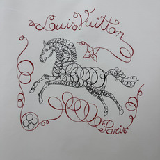 LOUIS VUITT*N.路易*登 SS26春夏新品骏马印花标识短袖T恤,马年贺岁限定,正面饰骏马印花周围环绕手写体路 LOUIS VUITT*N.路易*登 SS26春夏新品骏马印花标识短袖T恤,马年贺岁限定,正面饰骏马印花周围环绕手写体路