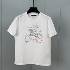 LOUIS VUITT*N.路易*登 SS26春夏新品骏马印花标识短袖T恤,马年贺岁限定,正面饰骏马印花周围环绕手写体路 LOUIS VUITT*N.路易*登 SS26春夏新品骏马印花标识短袖T恤,马年贺岁限定,正面饰骏马印花周围环绕手写体路