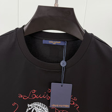 LOUIS VUITT*N.路易*登 SS26春夏新品骏马印花标识短袖T恤,马年贺岁限定,正面饰骏马印花周围环绕手写体路 LOUIS VUITT*N.路易*登 SS26春夏新品骏马印花标识短袖T恤,马年贺岁限定,正面饰骏马印花周围环绕手写体路