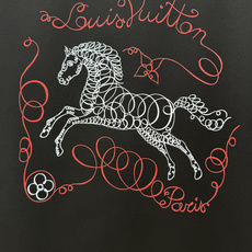 LOUIS VUITT*N.路易*登 SS26春夏新品骏马印花标识短袖T恤,马年贺岁限定,正面饰骏马印花周围环绕手写体路 LOUIS VUITT*N.路易*登 SS26春夏新品骏马印花标识短袖T恤,马年贺岁限定,正面饰骏马印花周围环绕手写体路