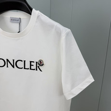 Moncler.蒙口 春夏经典系列款字母植绒印花标识短袖T恤,正面字母由植绒工艺设计加以经典毡艺刺绣小标点缀组合设计,采 Moncler.蒙口 春夏经典系列款字母植绒印花标识短袖T恤,正面字母由植绒工艺设计加以经典毡艺刺绣小标点缀组合设计,采
