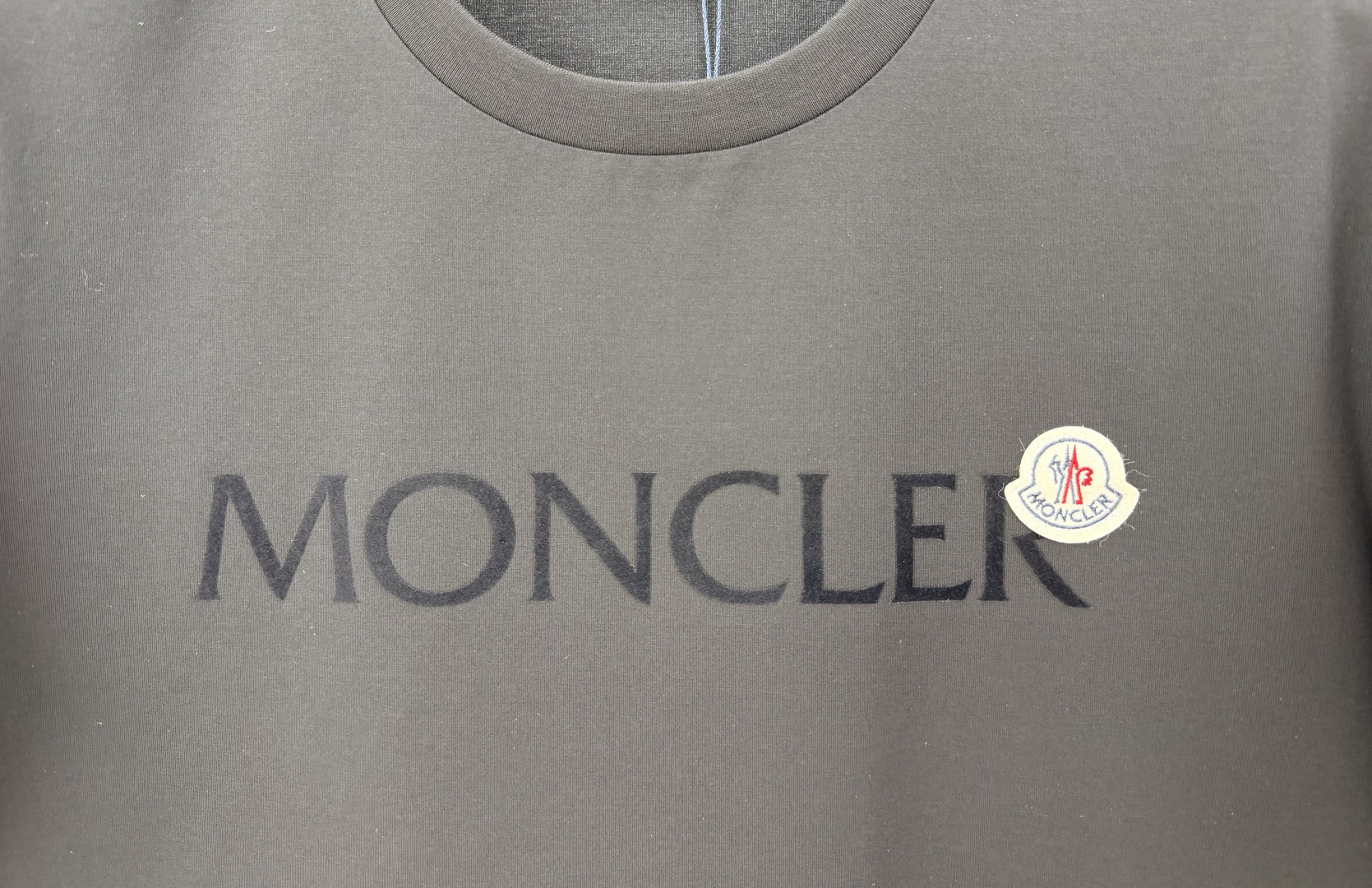 Moncler.蒙口 春夏经典系列款字母植绒印花标识短袖T恤,正面字母由植绒工艺设计加以经典毡艺刺绣小标点缀组合设计,采 Moncler.蒙口 春夏经典系列款字母植绒印花标识短袖T恤,正面字母由植绒工艺设计加以经典毡艺刺绣小标点缀组合设计,采