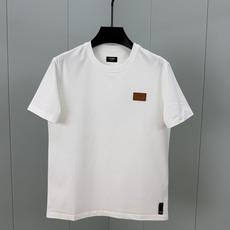 Fendi.芬迪 SS26春夏新品皮革徽章短袖T恤,正面饰有皮革FENDI ROME字样徽章点缀设计,衣身两侧有开叉设计 Fendi.芬迪 SS26春夏新品皮革徽章短袖T恤,正面饰有皮革FENDI ROME字样徽章点缀设计,衣身两侧有开叉设计