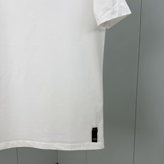 Fendi.芬迪 SS26春夏新品皮革徽章短袖T恤,正面饰有皮革FENDI ROME字样徽章点缀设计,衣身两侧有开叉设计 Fendi.芬迪 SS26春夏新品皮革徽章短袖T恤,正面饰有皮革FENDI ROME字样徽章点缀设计,衣身两侧有开叉设计