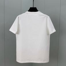 Fendi.芬迪 SS26春夏新品皮革徽章短袖T恤,正面饰有皮革FENDI ROME字样徽章点缀设计,衣身两侧有开叉设计 Fendi.芬迪 SS26春夏新品皮革徽章短袖T恤,正面饰有皮革FENDI ROME字样徽章点缀设计,衣身两侧有开叉设计