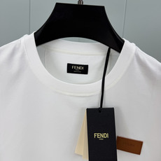 Fendi.芬迪 SS26春夏新品皮革徽章短袖T恤,正面饰有皮革FENDI ROME字样徽章点缀设计,衣身两侧有开叉设计 Fendi.芬迪 SS26春夏新品皮革徽章短袖T恤,正面饰有皮革FENDI ROME字样徽章点缀设计,衣身两侧有开叉设计