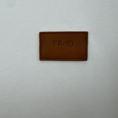 Fendi.芬迪 SS26春夏新品皮革徽章短袖T恤,正面饰有皮革FENDI ROME字样徽章点缀设计,衣身两侧有开叉设计 Fendi.芬迪 SS26春夏新品皮革徽章短袖T恤,正面饰有皮革FENDI ROME字样徽章点缀设计,衣身两侧有开叉设计