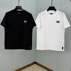 Fendi.芬迪 SS26春夏新品皮革徽章短袖T恤,正面饰有皮革FENDI ROME字样徽章点缀设计,衣身两侧有开叉设计 Fendi.芬迪 SS26春夏新品皮革徽章短袖T恤,正面饰有皮革FENDI ROME字样徽章点缀设计,衣身两侧有开叉设计