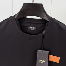 Fendi.芬迪 SS26春夏新品皮革徽章短袖T恤,正面饰有皮革FENDI ROME字样徽章点缀设计,衣身两侧有开叉设计 Fendi.芬迪 SS26春夏新品皮革徽章短袖T恤,正面饰有皮革FENDI ROME字样徽章点缀设计,衣身两侧有开叉设计