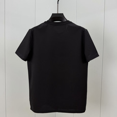 Fendi.芬迪 SS26春夏新品皮革徽章短袖T恤,正面饰有皮革FENDI ROME字样徽章点缀设计,衣身两侧有开叉设计 Fendi.芬迪 SS26春夏新品皮革徽章短袖T恤,正面饰有皮革FENDI ROME字样徽章点缀设计,衣身两侧有开叉设计
