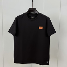 Fendi.芬迪 SS26春夏新品皮革徽章短袖T恤,正面饰有皮革FENDI ROME字样徽章点缀设计,衣身两侧有开叉设计 Fendi.芬迪 SS26春夏新品皮革徽章短袖T恤,正面饰有皮革FENDI ROME字样徽章点缀设计,衣身两侧有开叉设计