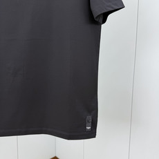 Fendi.芬迪 SS26春夏新品皮革徽章短袖T恤,正面饰有皮革FENDI ROME字样徽章点缀设计,衣身两侧有开叉设计 Fendi.芬迪 SS26春夏新品皮革徽章短袖T恤,正面饰有皮革FENDI ROME字样徽章点缀设计,衣身两侧有开叉设计