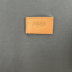 Fendi.芬迪 SS26春夏新品皮革徽章短袖T恤,正面饰有皮革FENDI ROME字样徽章点缀设计,衣身两侧有开叉设计 Fendi.芬迪 SS26春夏新品皮革徽章短袖T恤,正面饰有皮革FENDI ROME字样徽章点缀设计,衣身两侧有开叉设计