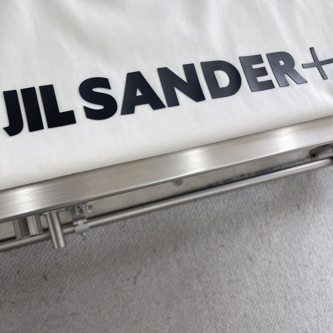 高品质‼️ JIL SANDER 极简字母logo印花长袖薄卫衣 320g双纱纯棉面料，磨破做旧处理 黑色/白色 男女同