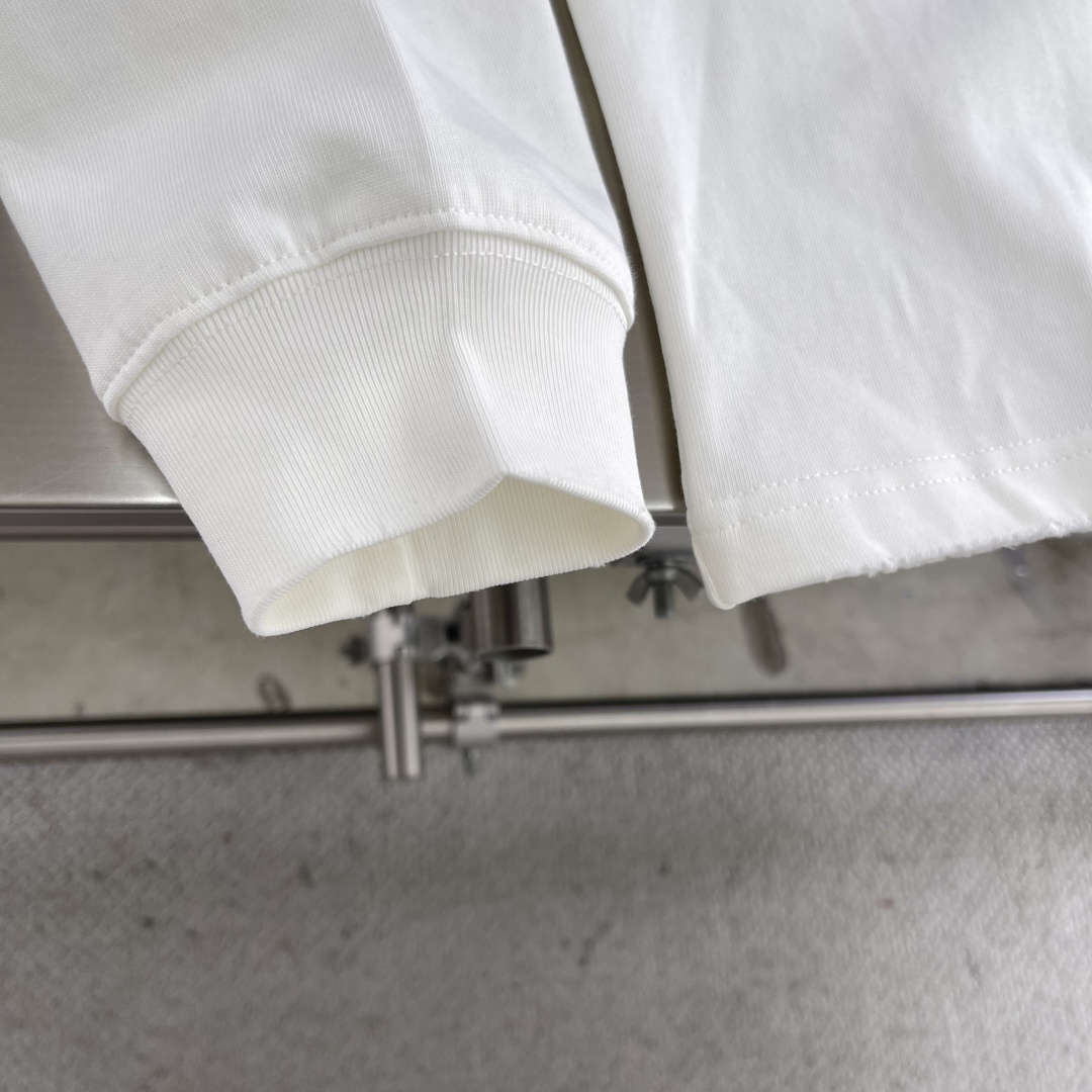 高品质‼️ JIL SANDER 极简字母logo印花长袖薄卫衣 320g双纱纯棉面料，磨破做旧处理 黑色/白色 男女同