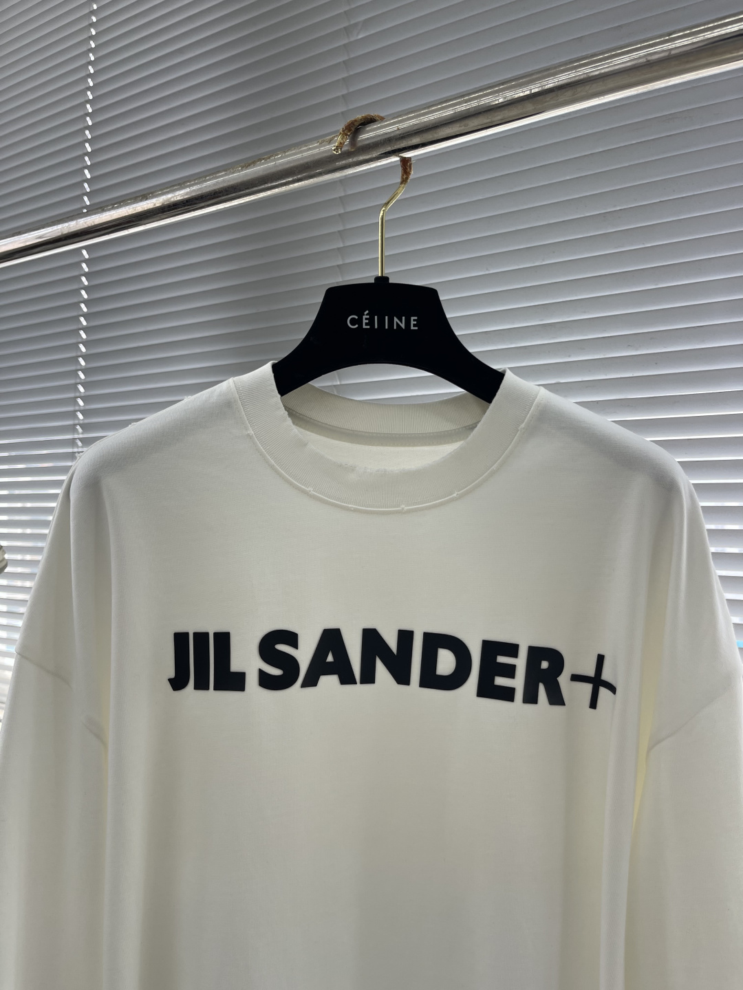 高品质‼️ JIL SANDER 极简字母logo印花长袖薄卫衣 320g双纱纯棉面料，磨破做旧处理 黑色/白色 男女同