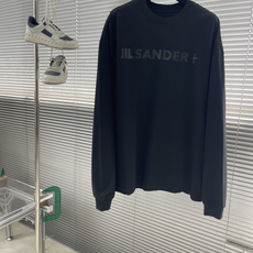 高品质‼️ JIL SANDER 极简字母logo印花长袖薄卫衣 320g双纱纯棉面料,磨破做旧处理 黑色/白色 男女同 高品质‼️ JIL SANDER 极简字母logo印花长袖薄卫衣 320g双纱纯棉面料,磨破做旧处理 黑色/白色 男女同