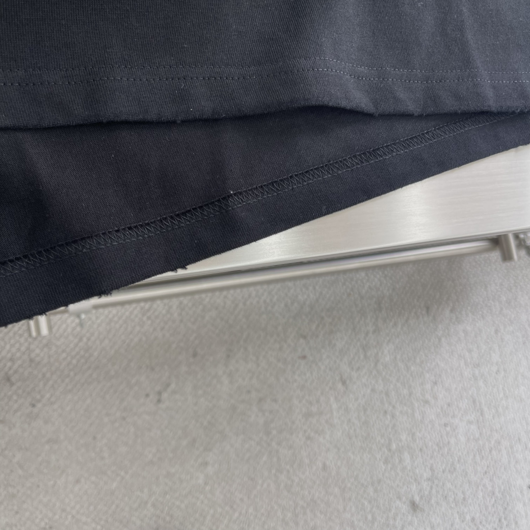 高品质‼️ JIL SANDER 极简字母logo印花长袖薄卫衣 320g双纱纯棉面料，磨破做旧处理 黑色/白色 男女同