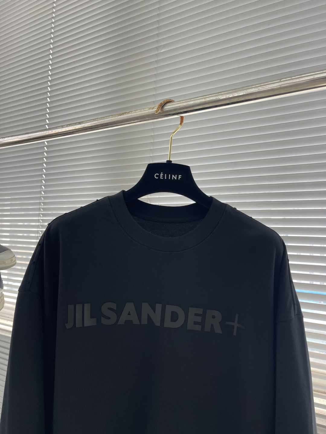 高品质‼️ JIL SANDER 极简字母logo印花长袖薄卫衣 320g双纱纯棉面料，磨破做旧处理 黑色/白色 男女同