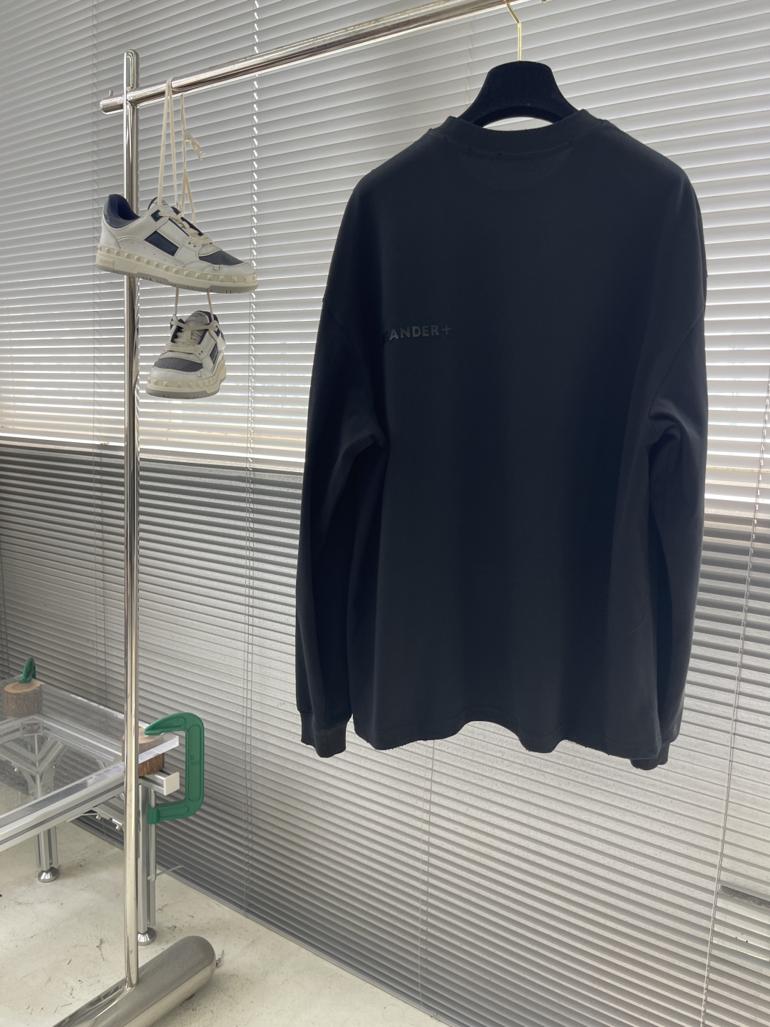高品质‼️ JIL SANDER 极简字母logo印花长袖薄卫衣 320g双纱纯棉面料，磨破做旧处理 黑色/白色 男女同