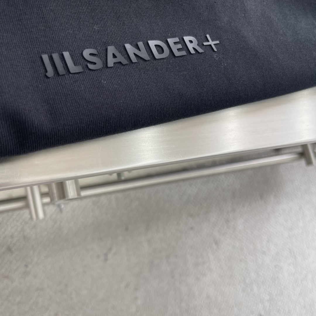高品质‼️ JIL SANDER 极简字母logo印花长袖薄卫衣 320g双纱纯棉面料，磨破做旧处理 黑色/白色 男女同