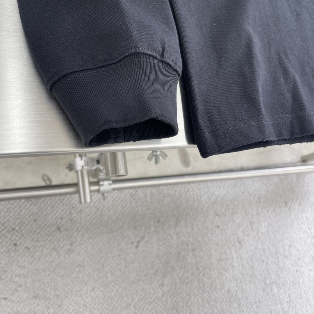 高品质‼️ JIL SANDER 极简字母logo印花长袖薄卫衣 320g双纱纯棉面料，磨破做旧处理 黑色/白色 男女同