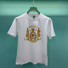  Versace2026秋冬重磅238克纯棉面料经典美杜莎巴洛克印花T恤,以黑/白双色为底,搭配金色印花图案,是品 Versace2026秋冬重磅238克纯棉面料经典美杜莎巴洛克印花T恤,以黑/白双色为底,搭配金色印花图案,是品