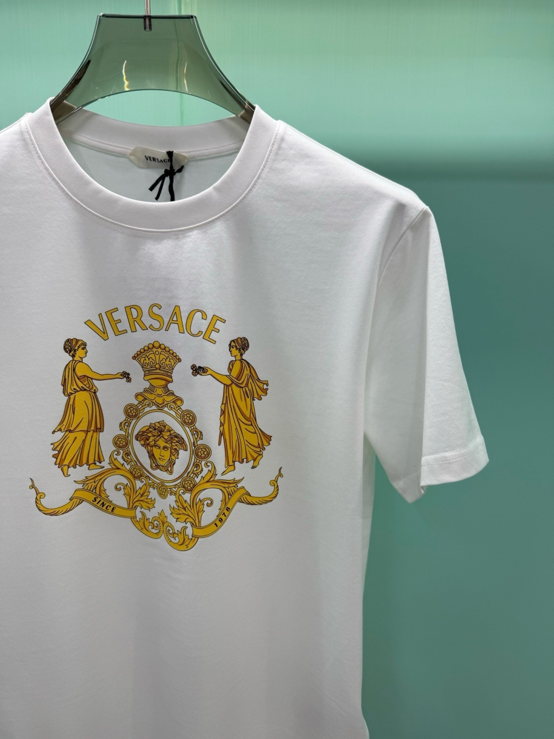 ​ Versace2026秋冬重磅238克纯棉面料经典美杜莎巴洛克印花T恤​​，以黑/白双色为底，搭配金色印花图案，是品