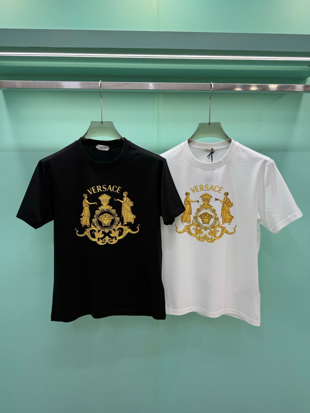 ​ Versace2026秋冬重磅238克纯棉面料经典美杜莎巴洛克印花T恤​​，以黑/白双色为底，搭配金色印花图案，是品
