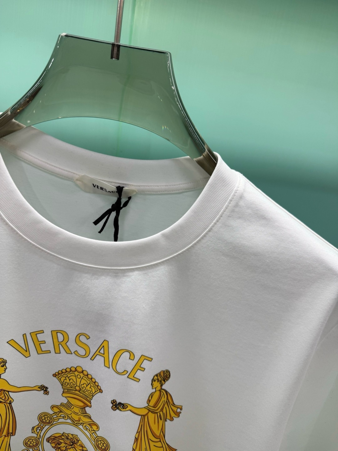​ Versace2026秋冬重磅238克纯棉面料经典美杜莎巴洛克印花T恤​​，以黑/白双色为底，搭配金色印花图案，是品