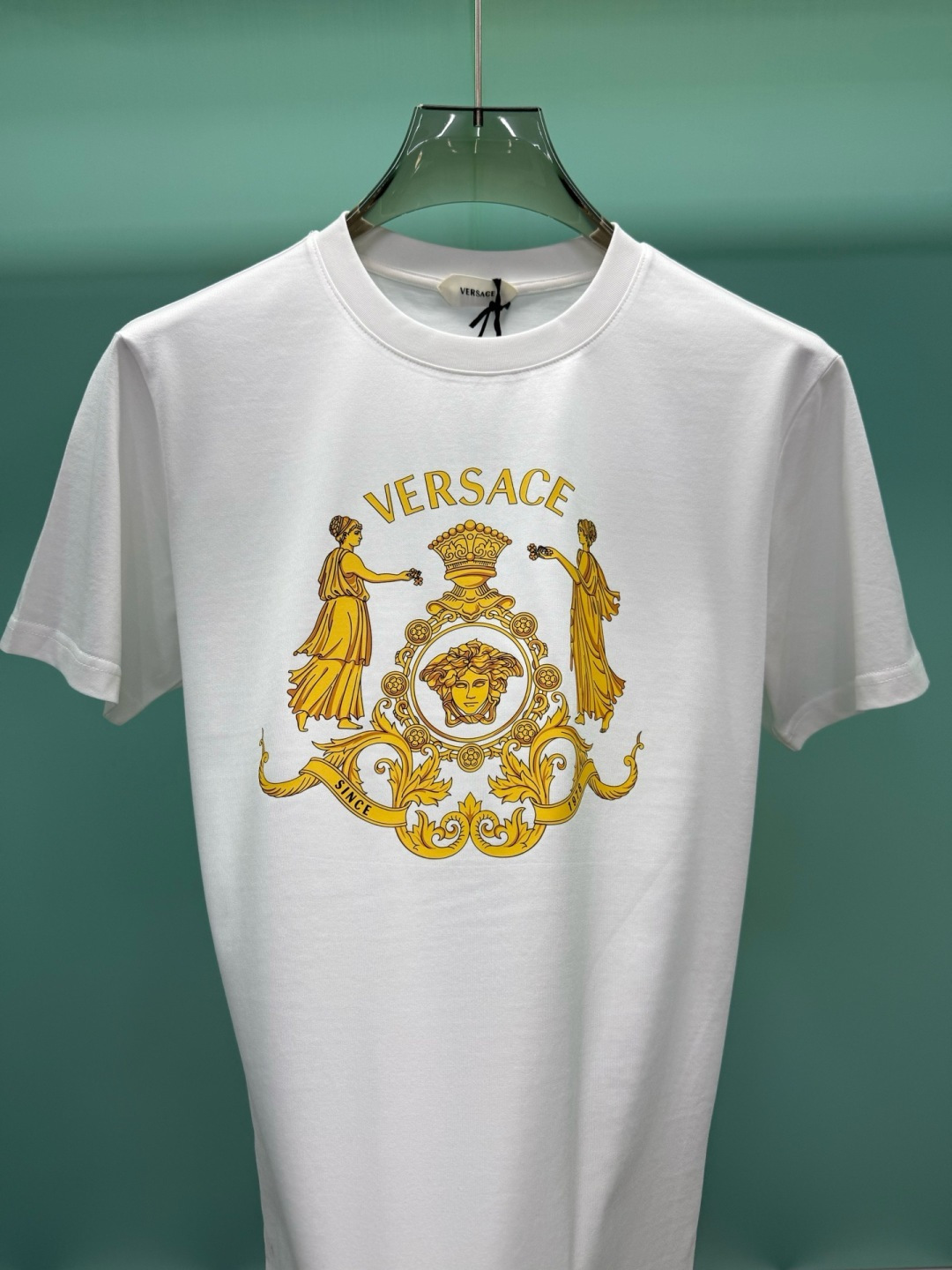 ​ Versace2026秋冬重磅238克纯棉面料经典美杜莎巴洛克印花T恤​​，以黑/白双色为底，搭配金色印花图案，是品