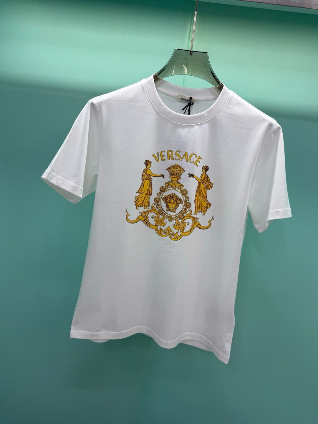 ​ Versace2026秋冬重磅238克纯棉面料经典美杜莎巴洛克印花T恤​​，以黑/白双色为底，搭配金色印花图案，是品