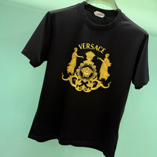  Versace2026秋冬重磅238克纯棉面料经典美杜莎巴洛克印花T恤,以黑/白双色为底,搭配金色印花图案,是品 Versace2026秋冬重磅238克纯棉面料经典美杜莎巴洛克印花T恤,以黑/白双色为底,搭配金色印花图案,是品