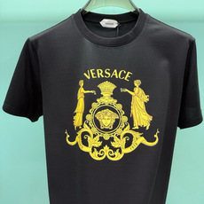  Versace2026秋冬重磅238克纯棉面料经典美杜莎巴洛克印花T恤,以黑/白双色为底,搭配金色印花图案,是品 Versace2026秋冬重磅238克纯棉面料经典美杜莎巴洛克印花T恤,以黑/白双色为底,搭配金色印花图案,是品