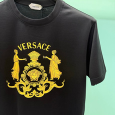  Versace2026秋冬重磅238克纯棉面料经典美杜莎巴洛克印花T恤,以黑/白双色为底,搭配金色印花图案,是品 Versace2026秋冬重磅238克纯棉面料经典美杜莎巴洛克印花T恤,以黑/白双色为底,搭配金色印花图案,是品