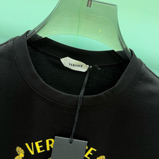  Versace2026秋冬重磅238克纯棉面料经典美杜莎巴洛克印花T恤,以黑/白双色为底,搭配金色印花图案,是品 Versace2026秋冬重磅238克纯棉面料经典美杜莎巴洛克印花T恤,以黑/白双色为底,搭配金色印花图案,是品