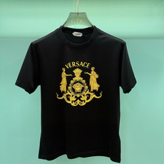  Versace2026秋冬重磅238克纯棉面料经典美杜莎巴洛克印花T恤,以黑/白双色为底,搭配金色印花图案,是品 Versace2026秋冬重磅238克纯棉面料经典美杜莎巴洛克印花T恤,以黑/白双色为底,搭配金色印花图案,是品