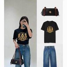  Versace2026秋冬重磅238克纯棉面料经典美杜莎巴洛克印花T恤,以黑/白双色为底,搭配金色印花图案,是品 Versace2026秋冬重磅238克纯棉面料经典美杜莎巴洛克印花T恤,以黑/白双色为底,搭配金色印花图案,是品