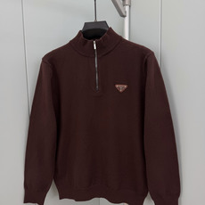Prada.普拉达 FW26新品涂珐琅三角形金属徽标半拉链立领长袖针织毛衣,正面胸前饰标志性特色三角标点缀,半拉链半高领 Prada.普拉达 FW26新品涂珐琅三角形金属徽标半拉链立领长袖针织毛衣,正面胸前饰标志性特色三角标点缀,半拉链半高领