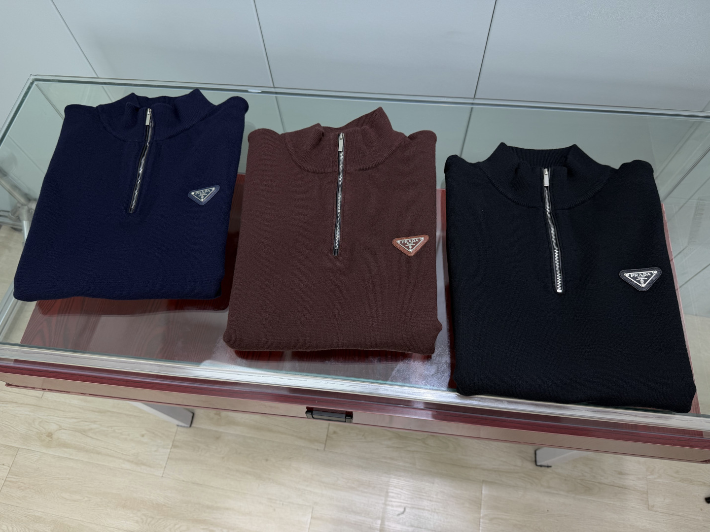 Prada.普拉达 FW26新品涂珐琅三角形金属徽标半拉链立领长袖针织毛衣,正面胸前饰标志性特色三角标点缀,半拉链半高领 Prada.普拉达 FW26新品涂珐琅三角形金属徽标半拉链立领长袖针织毛衣,正面胸前饰标志性特色三角标点缀,半拉链半高领