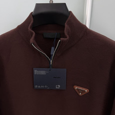 Prada.普拉达 FW26新品涂珐琅三角形金属徽标半拉链立领长袖针织毛衣,正面胸前饰标志性特色三角标点缀,半拉链半高领 Prada.普拉达 FW26新品涂珐琅三角形金属徽标半拉链立领长袖针织毛衣,正面胸前饰标志性特色三角标点缀,半拉链半高领