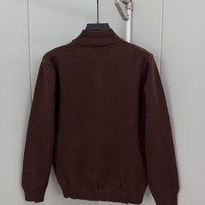 Prada.普拉达 FW26新品涂珐琅三角形金属徽标半拉链立领长袖针织毛衣,正面胸前饰标志性特色三角标点缀,半拉链半高领 Prada.普拉达 FW26新品涂珐琅三角形金属徽标半拉链立领长袖针织毛衣,正面胸前饰标志性特色三角标点缀,半拉链半高领