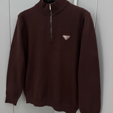 Prada.普拉达 FW26新品涂珐琅三角形金属徽标半拉链立领长袖针织毛衣,正面胸前饰标志性特色三角标点缀,半拉链半高领 Prada.普拉达 FW26新品涂珐琅三角形金属徽标半拉链立领长袖针织毛衣,正面胸前饰标志性特色三角标点缀,半拉链半高领